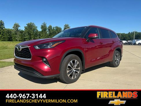 Used 2024 Toyota Highlander XLE AWD/4WD image 1