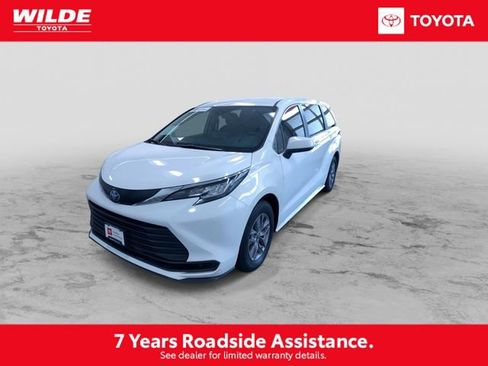 Certified 2023 Toyota Sienna LE image 5