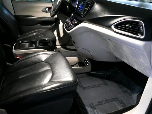 Used 2020 Chrysler Pacifica Touring-L image 10