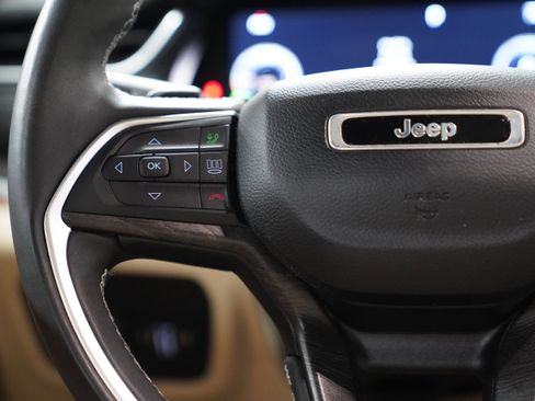 Used 2023 Jeep Grand Cherokee Limited AWD/4WD image 16