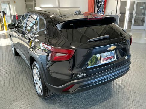 Used 2025 Chevrolet Trax LS FWD image 16