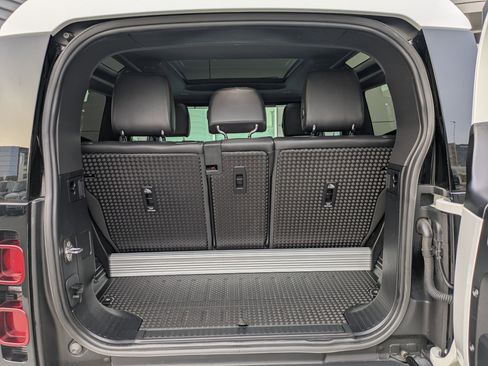 Used 2024 Land Rover Defender 90 S image 28