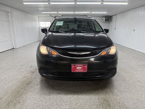 Used 2021 Chrysler Voyager Lxi image 2