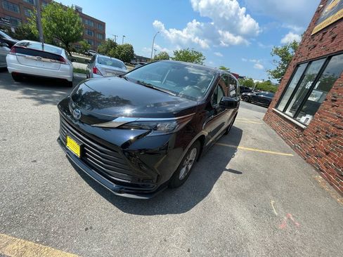 Used 2024 Toyota Sienna LE AWD/4WD image 7