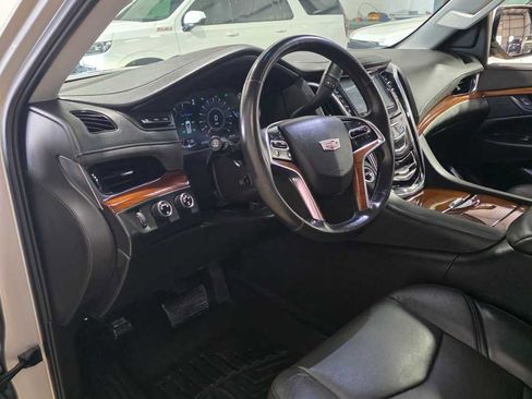 Used 2016 Cadillac Escalade Luxury image 9