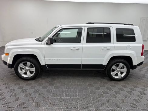 Used 2017 Jeep Patriot Latitude w/ Sun/Sound Group AWD/4WD image 12
