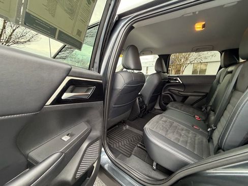 Used 2024 Mitsubishi Outlander SE image 25