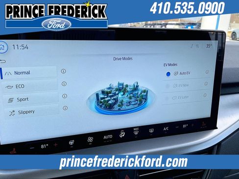 Used 2025 Ford Escape SE image 32