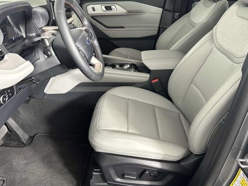 Used 2025 Ford Explorer Active w/ Active Comfort Package AWD/4WD image 8