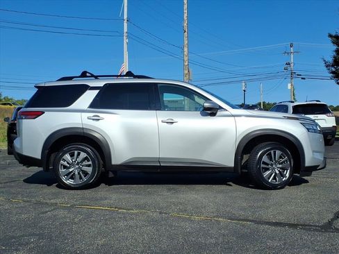Used 2022 Nissan Pathfinder SV image 2