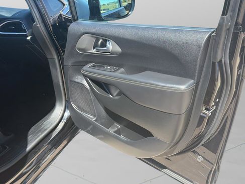 Used 2025 Chrysler Pacifica Select FWD image 9