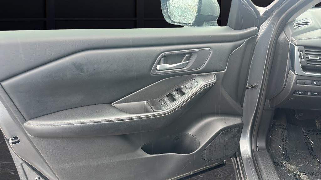 Used 2024 Nissan Rogue SV AWD/4WD image 10