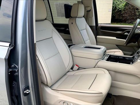 Used 2023 GMC Yukon XL Denali w/ Denali Reserve Package AWD/4WD image 7