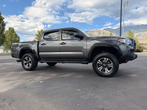 Used 2020 Toyota Tacoma TRD Off-Road AWD/4WD image 3