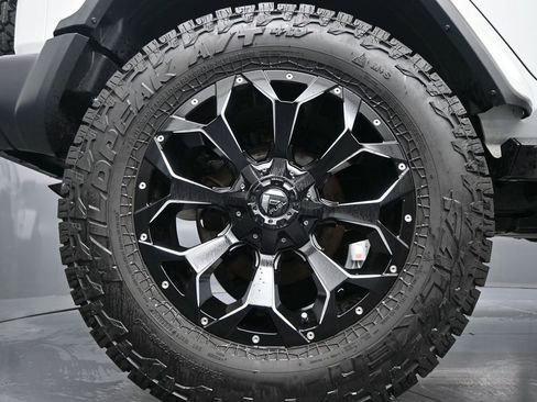 Used 2018 Jeep Wrangler Unlimited Sahara image 9