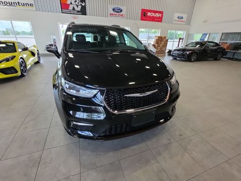 Used 2023 Chrysler Pacifica Limited FWD image 4