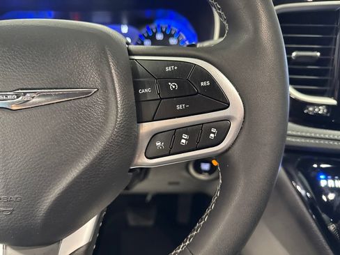 Used 2025 Chrysler Pacifica Select FWD image 4