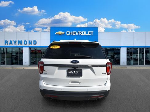 Used 2017 Ford Explorer XLT w/ Equipment Group 202A AWD/4WD image 4