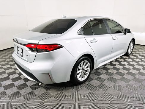 Used 2021 Toyota Corolla XLE image 3