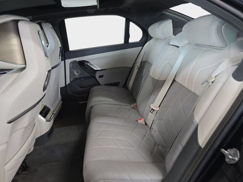 Used 2023 BMW i7 xDrive60 AWD/4WD image 14