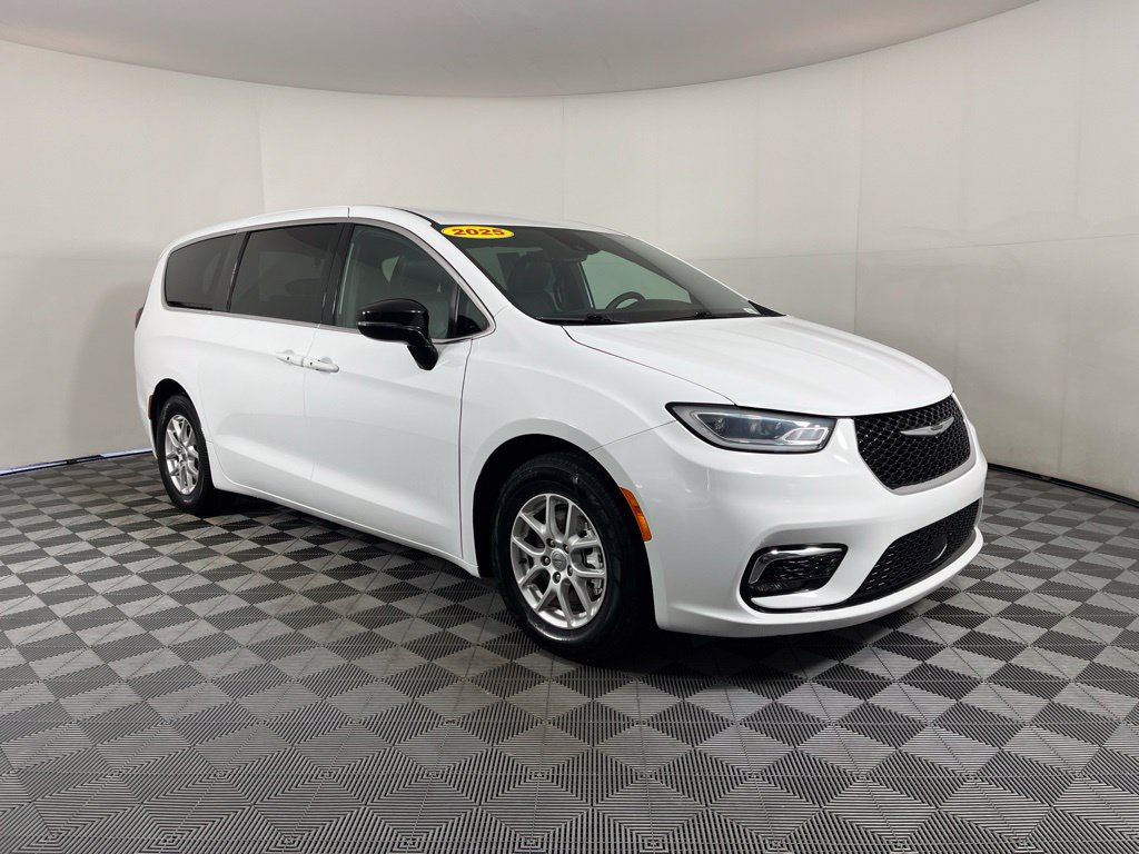 Used 2025 Chrysler Pacifica Select FWD image 15