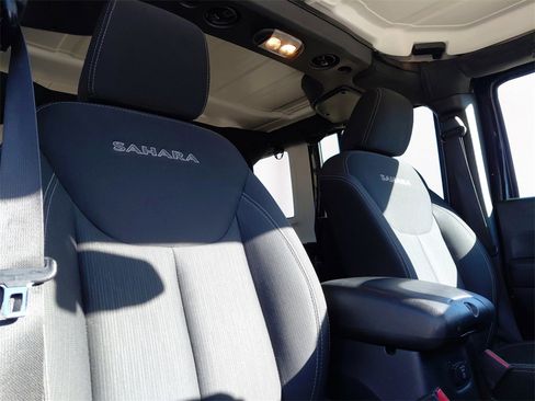 Used 2018 Jeep Wrangler Unlimited Sahara image 15