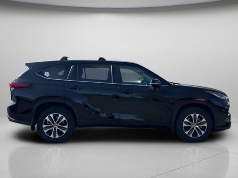 Used 2023 Toyota Highlander XLE AWD/4WD image 3