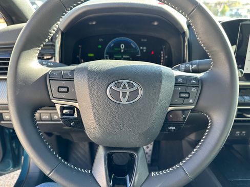 Used 2025 Toyota Camry SE image 7