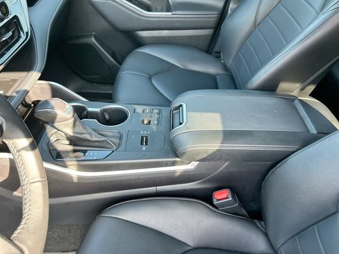 Used 2024 Toyota Highlander XLE FWD image 29