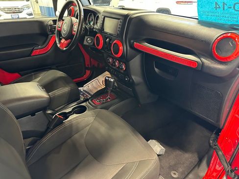 Used 2018 Jeep Wrangler Sahara w/ Connectivity Group AWD/4WD image 39