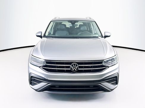 Used 2024 Volkswagen Tiguan SE FWD image 2