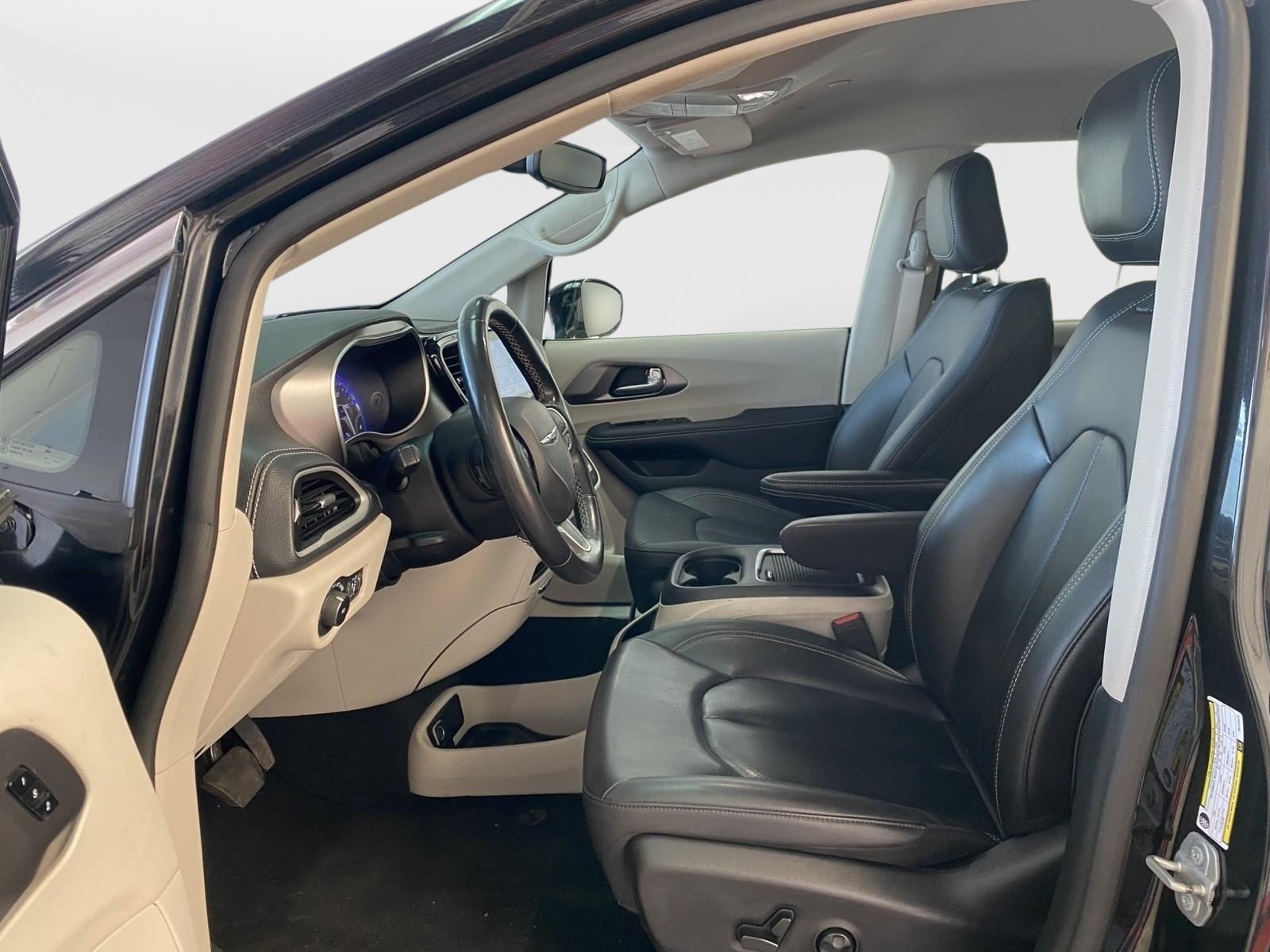 Used 2024 Chrysler Pacifica Touring-L FWD image 19