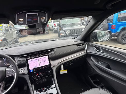 New 2025 Jeep Grand Cherokee Limited w/ Black Appearance Package image 35