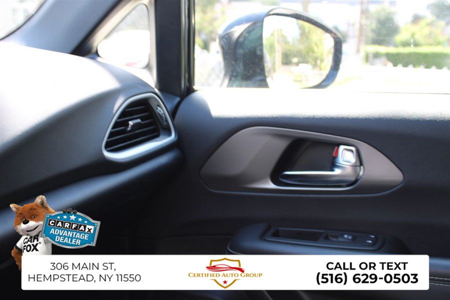 Used 2025 Chrysler Pacifica Select FWD image 18