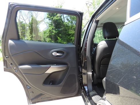 Used 2020 Jeep Cherokee Limited AWD/4WD image 19