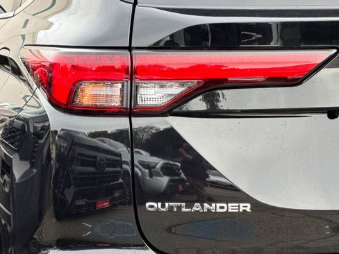 Used 2023 Mitsubishi Outlander SE image 13