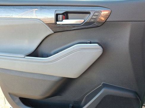 Certified 2025 Toyota Highlander Platinum image 12