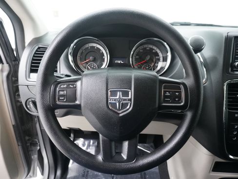 Used 2018 Dodge Grand Caravan SE w/ UConnect Hands-Free Group image 17