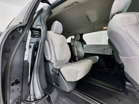 Certified 2025 Toyota Sienna LE FWD image 27