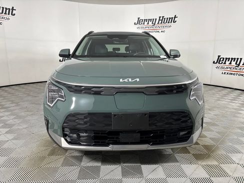 Used 2024 Kia Niro Wave w/ Wave Preserve Package FWD image 2