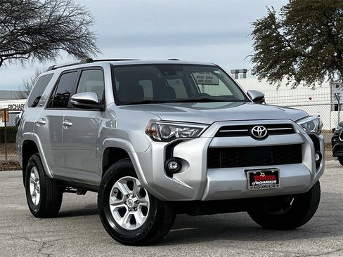 Used 2022 Toyota 4Runner SR5 Premium image 2