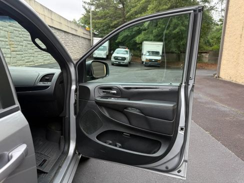 Used 2017 Dodge Grand Caravan SE FWD image 40
