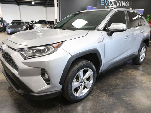 Used 2021 Toyota RAV4 XLE Premium image 4