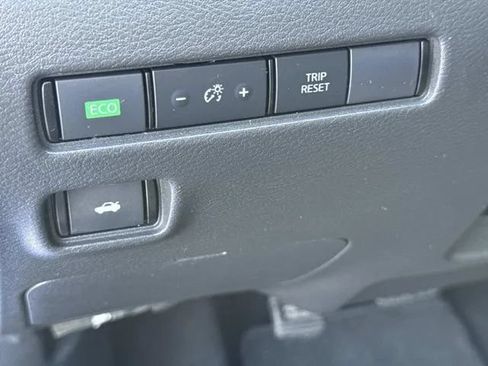 Used 2025 Nissan Sentra SV FWD image 32