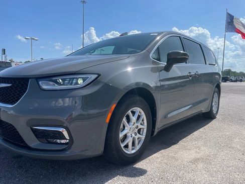 Used 2023 Chrysler Pacifica Touring-L FWD image 11