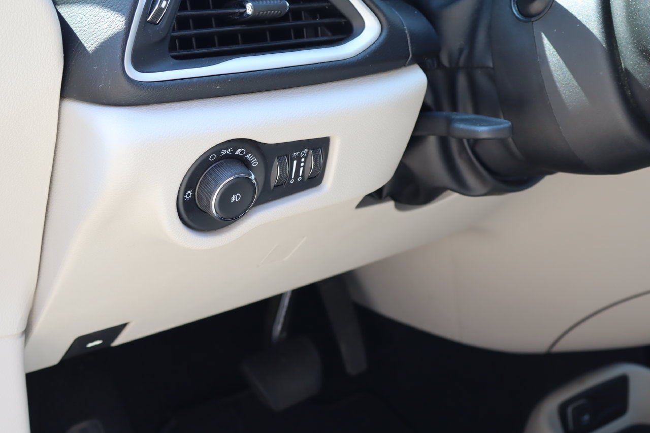 Used 2024 Chrysler Pacifica Touring-L FWD image 24