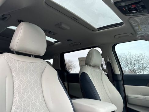 New 2025 Kia Carnival SX w/ SX Dark Edition Package FWD image 18
