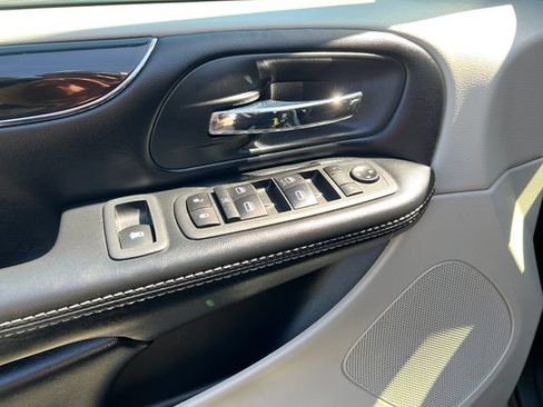 Used 2019 Dodge Grand Caravan SXT FWD image 11