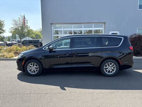 Used 2024 Chrysler Pacifica Touring-L FWD image 2