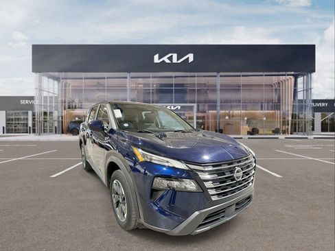 Used 2024 Nissan Rogue SV image 2